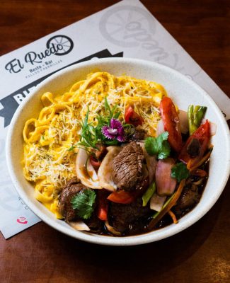 tallarin con lomo saltado el ruedo resto bar